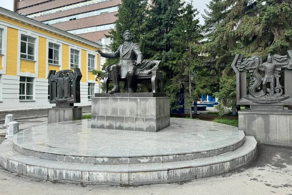 В Новосибирске ищут подрядчика для благоустройства территории у памятника Михаилу Глинке. Фото: ТГ-канал Максима Кудрявцева