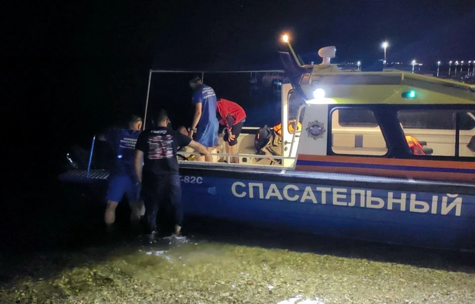 Пострадавшую посадили на борт.