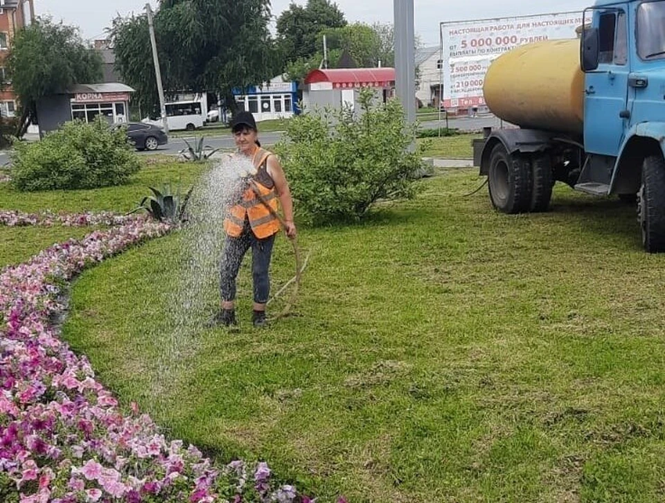 Ульяновские озеленители полили цветы на Федерации и у двух памятников. ФОТО: тг-канал Центра по благоустройству и озеленению Ульяновска