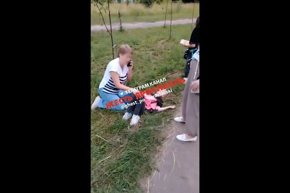 Пострадавшую девочку увезли на "скорой". ФОТО: телеграм-канал "Жесть Ярославль"