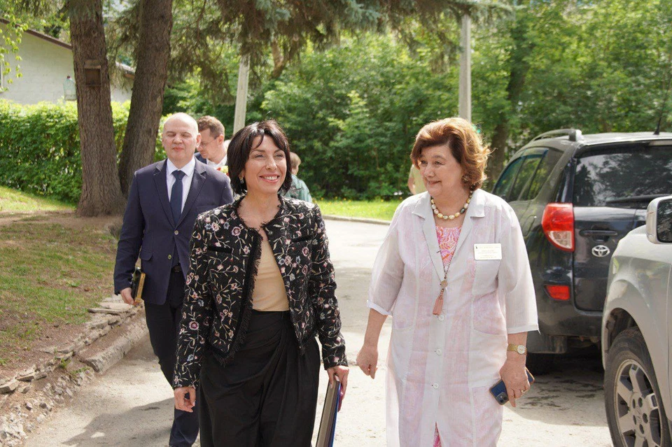 Министр здравоохранения Татьяна Савинова поблагодарила Елену Николаеву за долги годы работы. Фото: минздрав Свердловской области