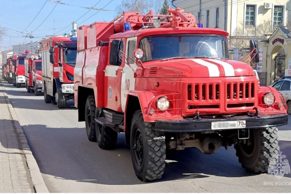 Слюсарь: Из-за падения обломков дрона ВСУ горит кровля железнодорожного вокзала. Фото: Пресс-служба МЧС России по Томской области.