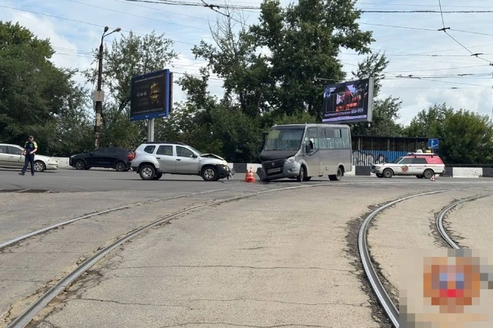 В Иркутске водитель и пассажир маршрутки пострадали из-за ДТП с кроссовером. Фото: Госавтоинспекция Иркутска