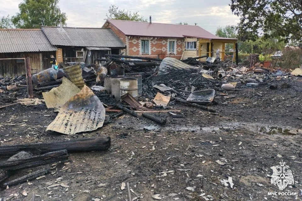 Пожар уничтожил несколько строений в деревне Борисоглебского округа.