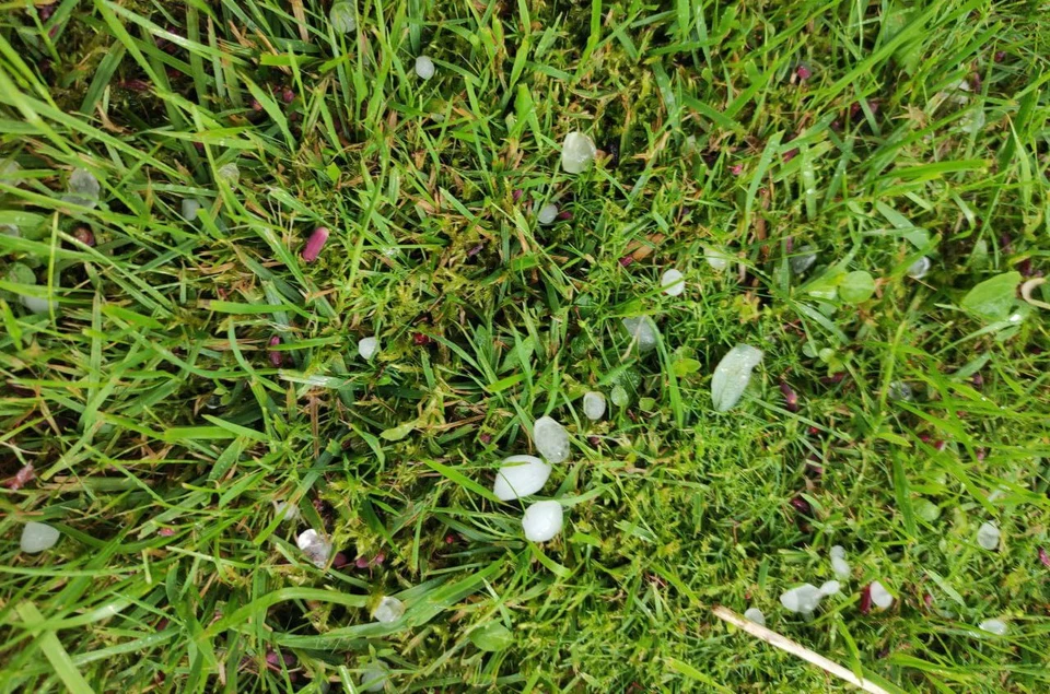 В Калужском микрорайоне Северный выпал град.