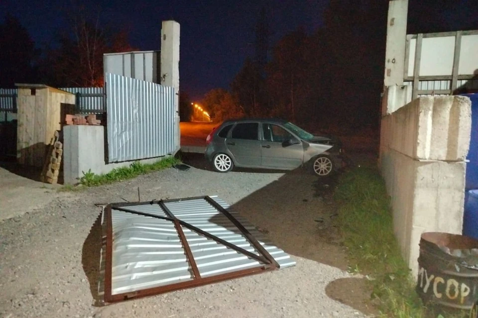 Молодой водитель снес дверь забора в Новосибирске. Фото: ГАИ Новосибирской области