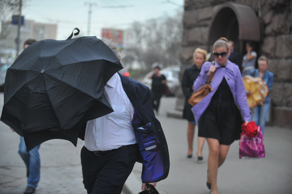 В непогоду следует избегать нахождения под линиями электропередач, деревьями, широкоформатными и ветхими конструкциями.