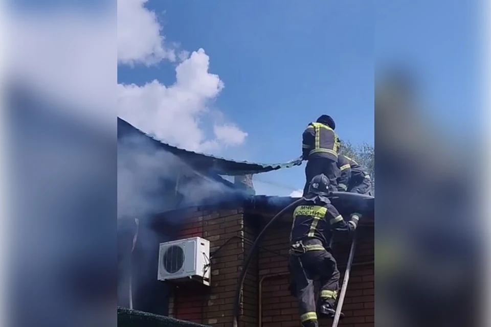 В Ровеньках горел частный жилой дом. ФОТО: скриншот с видео МЧС России