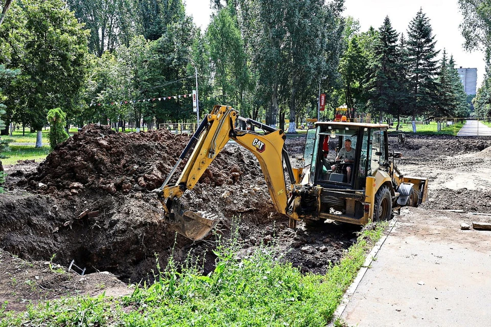 Подрядчик приступил к монтажу системы канализации и подачи воды, копает котлован под технические помещения. Фото: телеграм-канал Ивана Носкова