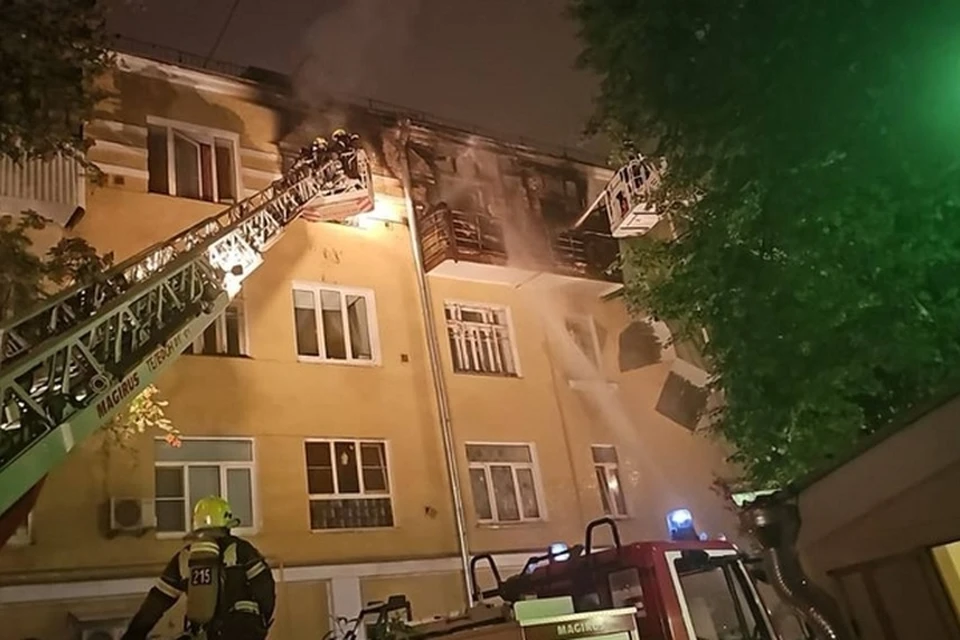 Один человек погиб на пожаре, а трое выпрыгнули из окна горящей квартиры