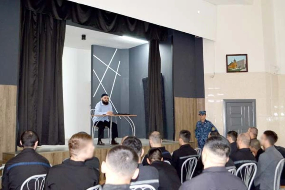 Имам во время беседы с верующими. Фото: УФСИН Тверской области.