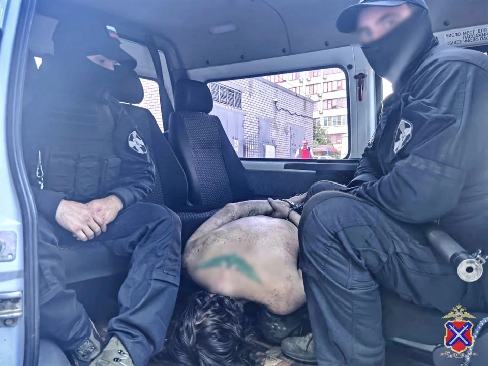 Скрутили мужчиной с белой горячкой сотрудники спецназа.