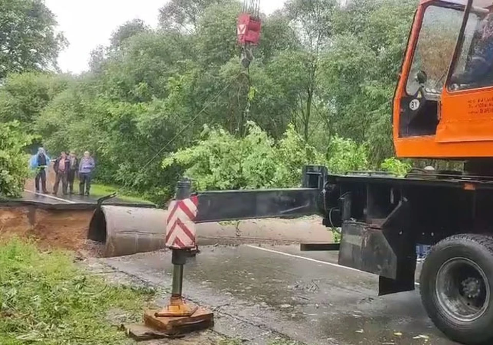 Ливни размыли дорогу на Витебщине. Фото: кадр видео Витебского облисполкома.