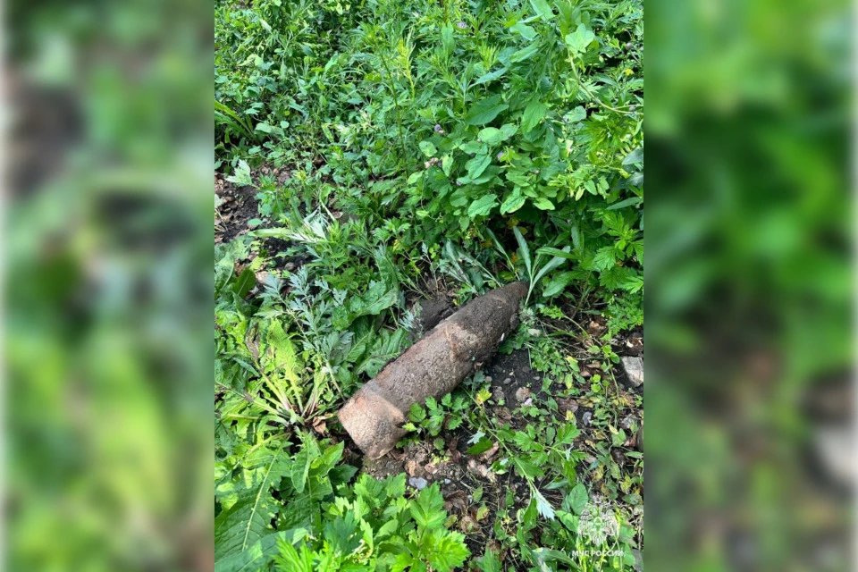 152-миллиметровый артиллерийский снаряд лежал в земле на Мигаловской набережной. Фото: МЧС Тверская область.