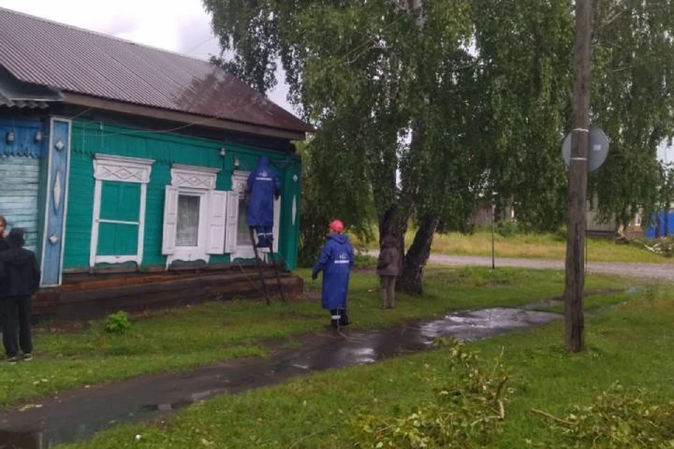 Жители города пострадали от мощного урагана, который обрушился на южные районы Иркутской области вечером 20 июля. Фото: «Облкоммунэнерго».