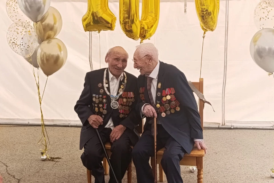 Ему вручили почетный знак долгожителя «Уйэ саас». Фото: мэрия Якутска