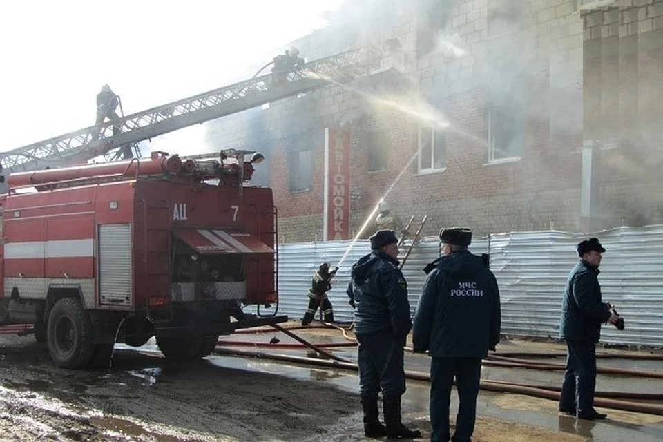 В тушении участвовали 12 единиц пожарной техники и 38 пожарных.