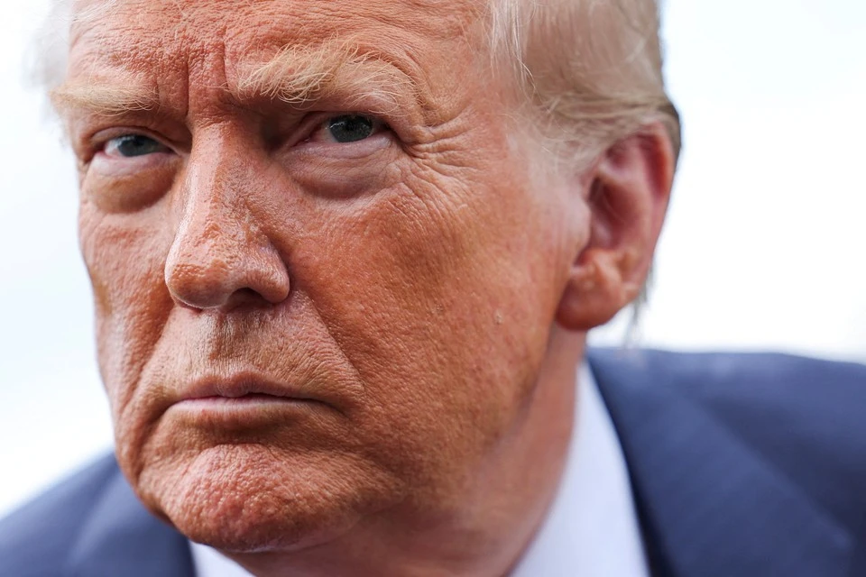 Демократы США требуют копию книги Эпштейна с непристойным рисунком Трампа