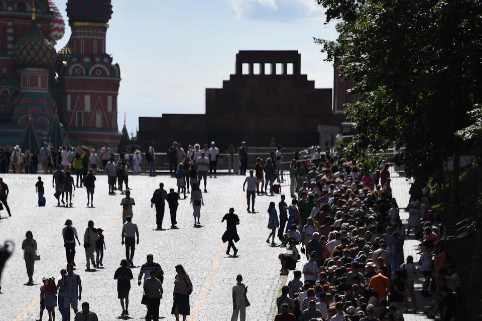 Иногда очередь к Мавзолею тянется из Александровского сада.