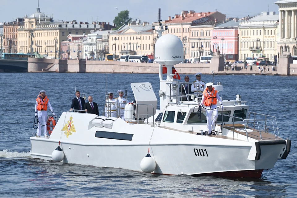 Президент проверил боеготовность военно-морского флота. Фото: Алексей Даничев/POOL/ТАСС