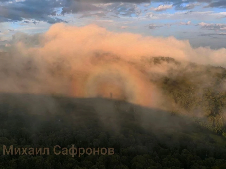 Брокенский призрак — это редкое оптическое явление. Фото: Семья Сафроновых