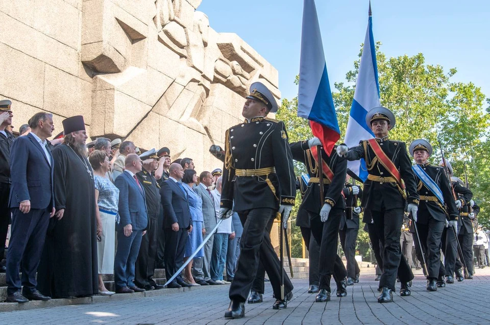 По традиции день начался с возложения цветов к Вечному огню. Фото: sev.gov.ru
