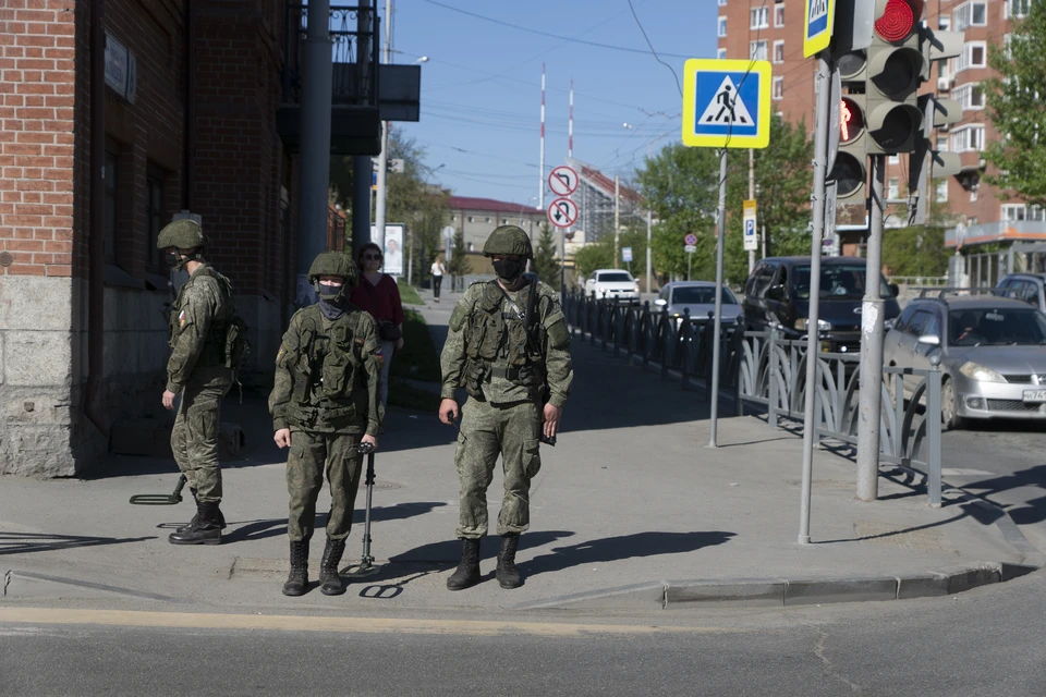 В Ростовской области автомобилист погиб при атаке БПЛА, еще два сапера - при разминировании беспилотника.
