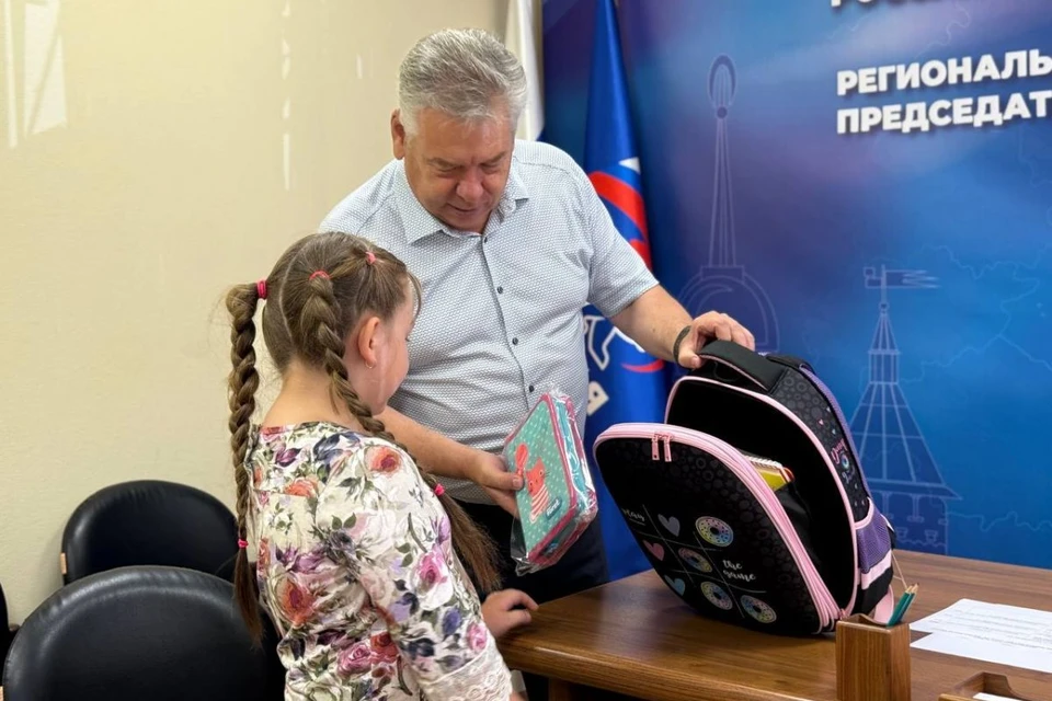 Николай Воробьев встретился с семьями участников СВО и в рамках благотворительной акции «Собери ребенка в школу» передал ребятам школьные рюкзаки.