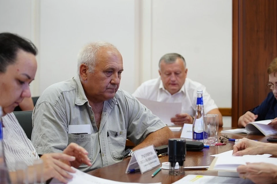 Документы представили Юрий Климченко и Евгений Бессонов. Фото: страница в соцсетях Избирательной комиссии Ростовской области
