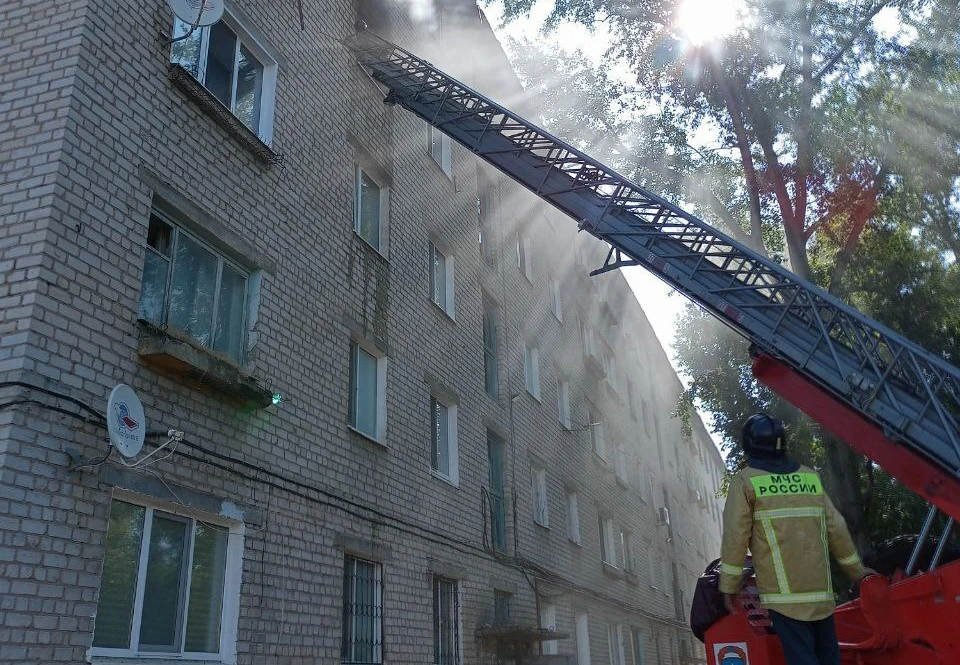 В Заволжье Ульяновска при пожаре в квартире из дома спасли 2 детей и 4 взрослых | ФОТО: ГУ МЧС России по Ульяновской области