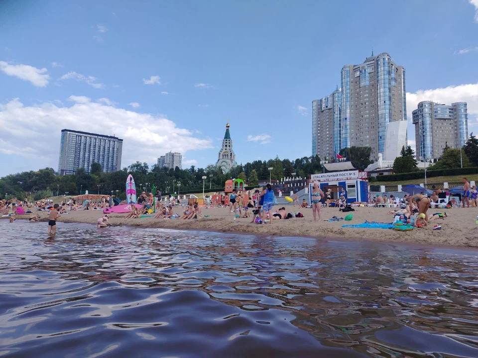 Волга у берегов Самары уже длительное время радует относительно теплой водой.