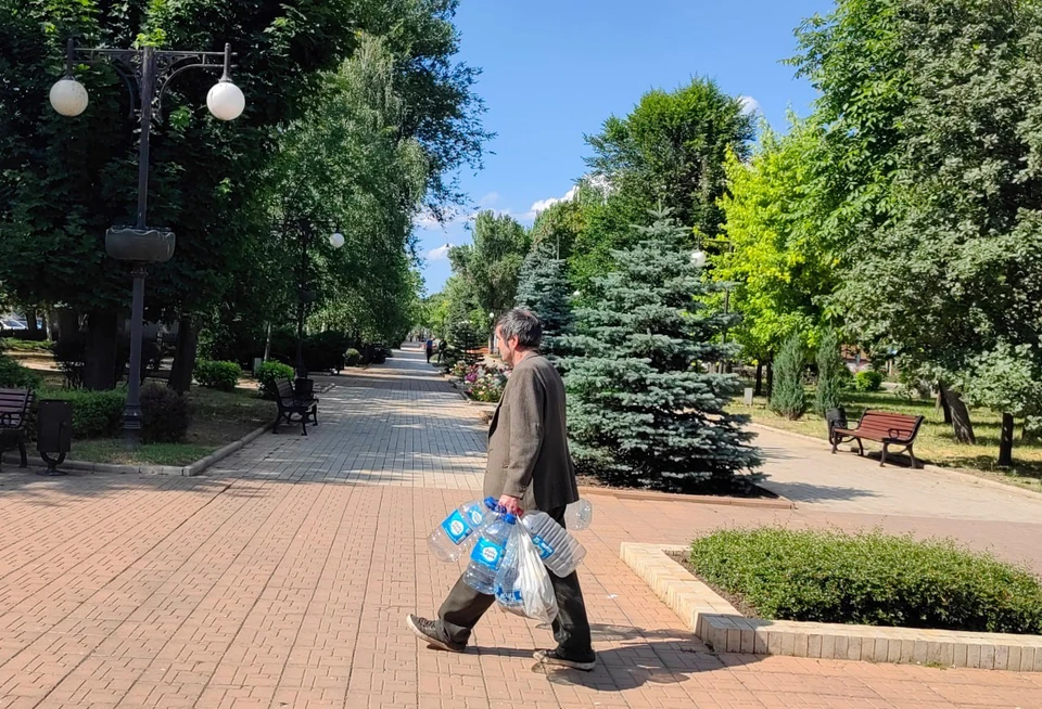 Питьевую воду в магазинах Донецка тоже нужно поискать