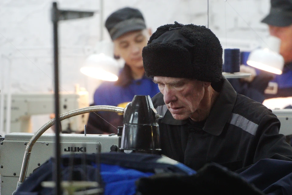 Основная доля выпущенной продукции приходится на швейные и обувные изделия.