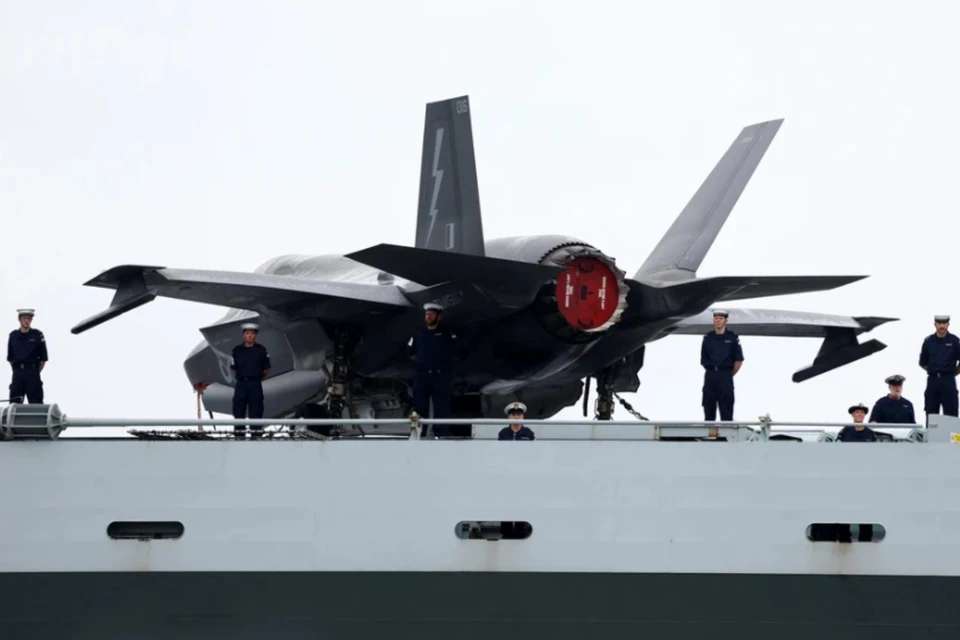 В США разбился военный самолет F35, врезавшись в поле
