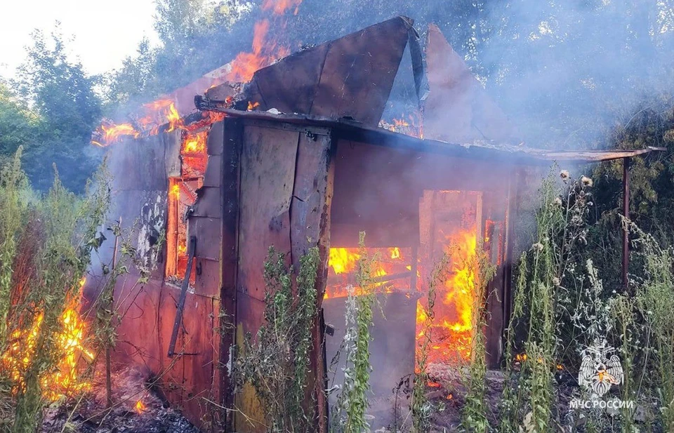 В Туле на улице Пробная загорелись два жилых дома.
