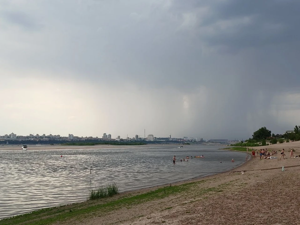 С пляжа лучше вовремя уехать, чтобы не оказаться на воде в шторм.