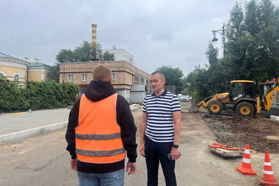 После совещания с городской администрацией Николай Ишаков лично оценил ход работ и пообщался с педагогами школы №35