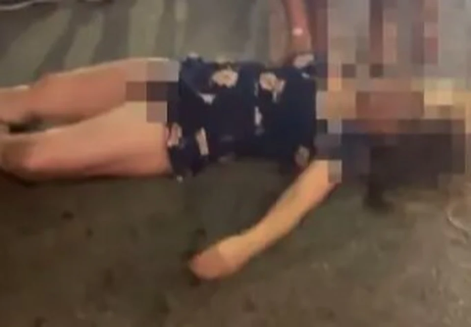 В результате нападения россиянка упала и потеряла сознание. Кадр из видео, Соцсети