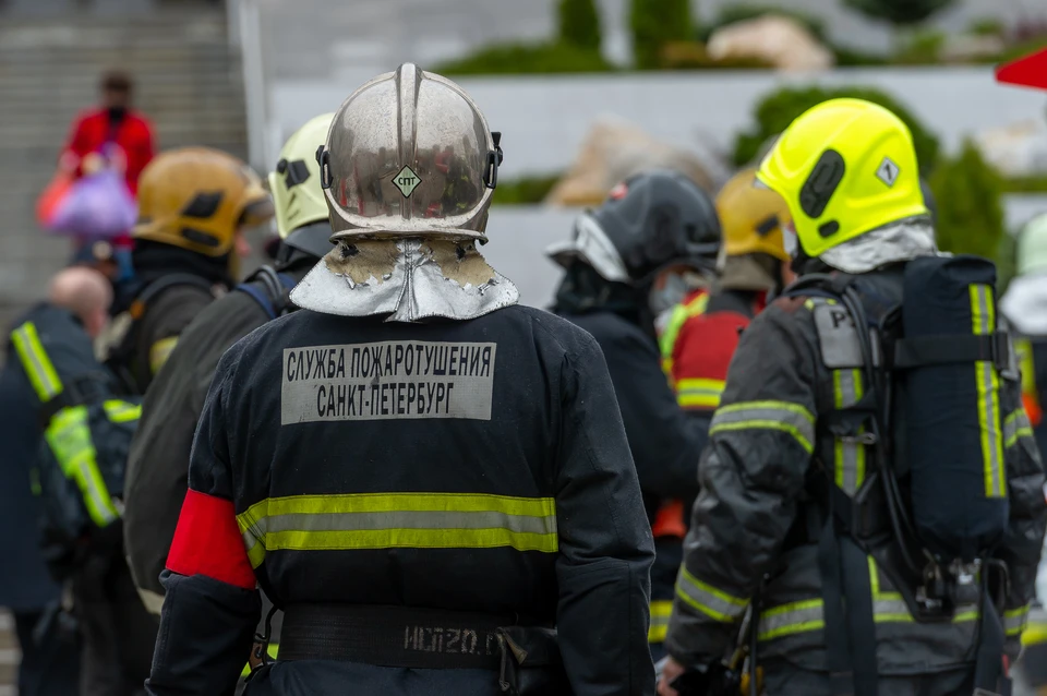 Пожар произошел в трехкомнатной квартире на Васильевском острове.