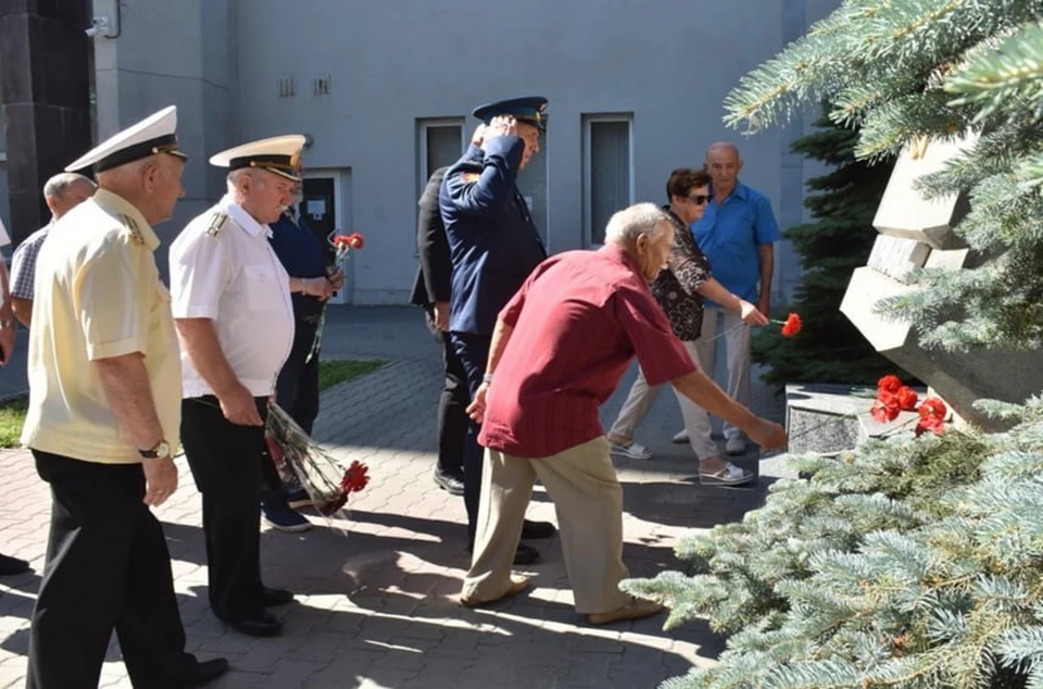 Члены Совета ветеранов подводников у обелиска городу-герою Мурманску провели памятное мероприятие.
