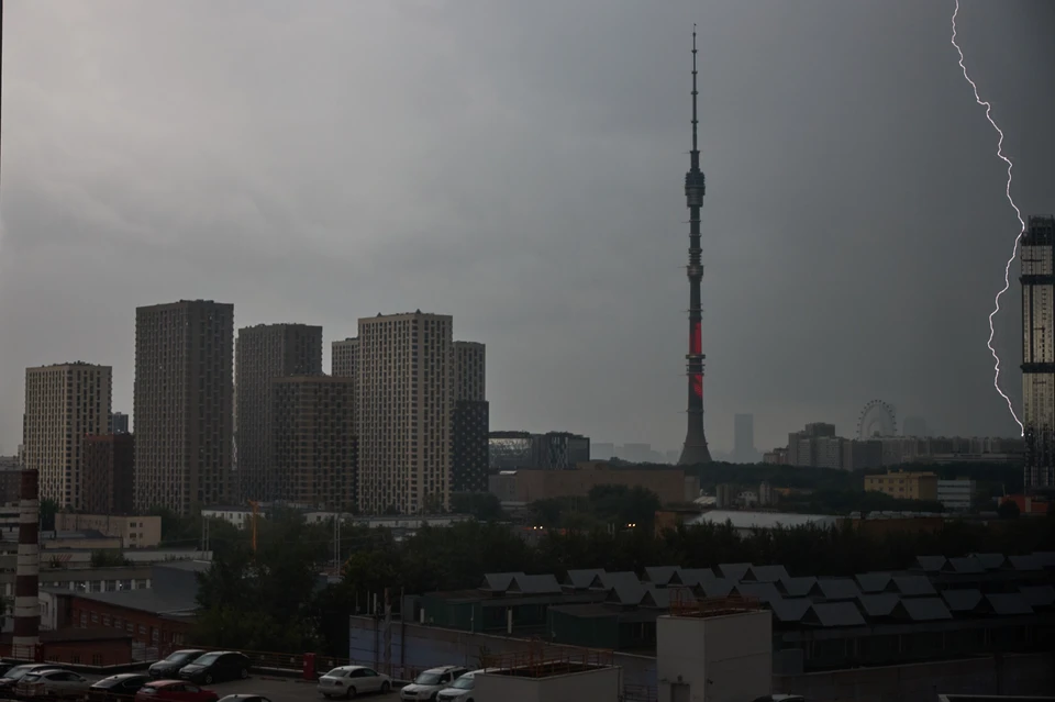 «Роскосмос» опубликовал кадры грозового циклона над Москвой