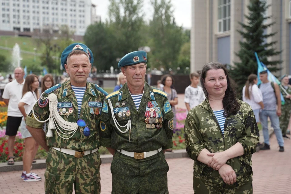 Парашютисты-десантники провели показательные выступления
