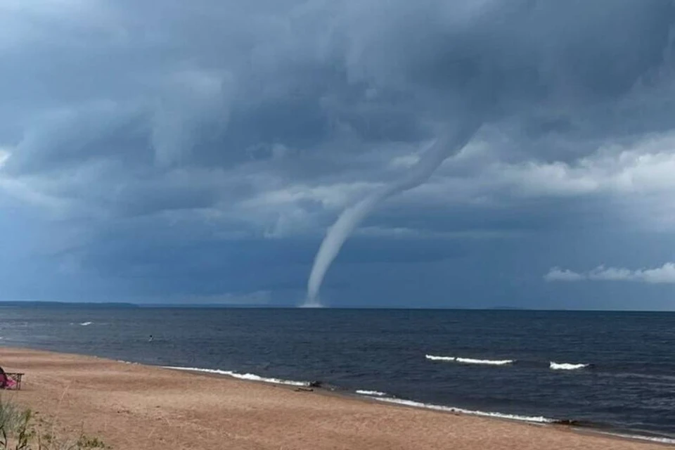 Смерч заметили над Ладожским озером. Фото: Все про моря/тг