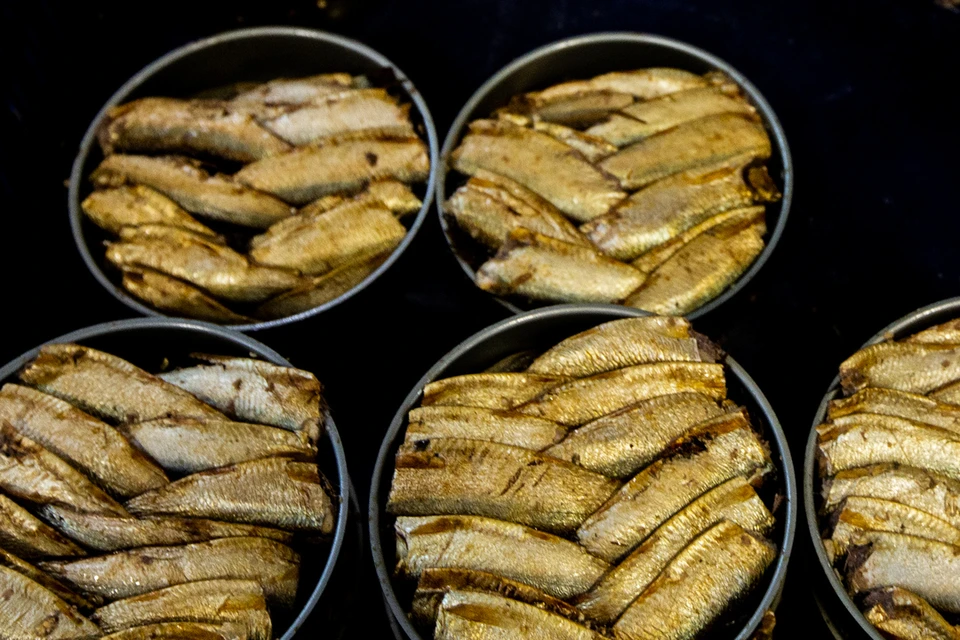 В Новосибирске осудили мужчину, который занимался производством и сбытом рыбных консервов.