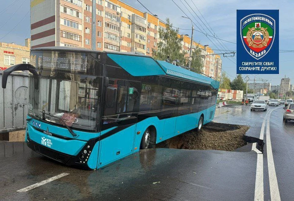 Движение было затруднено – автомобили ехали по встречной полосе.