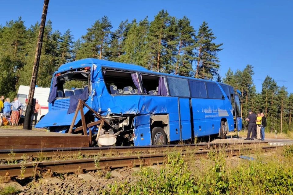 Собрали полную информацию о ЧП с автобусом, влетевшим под поезд в Ленобласти. Фото: Западное МСУТ СК России
