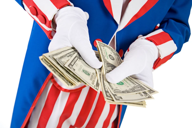 Почему США «покупают» целые государства, а Россия так не делает: «мягкую силу» придумали в СССР, но пользуется ей запад