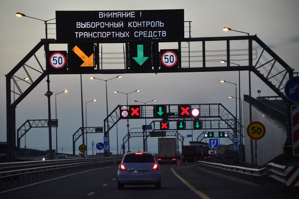 Поток автомобилей, ожидающих проезда, начал сокращаться.