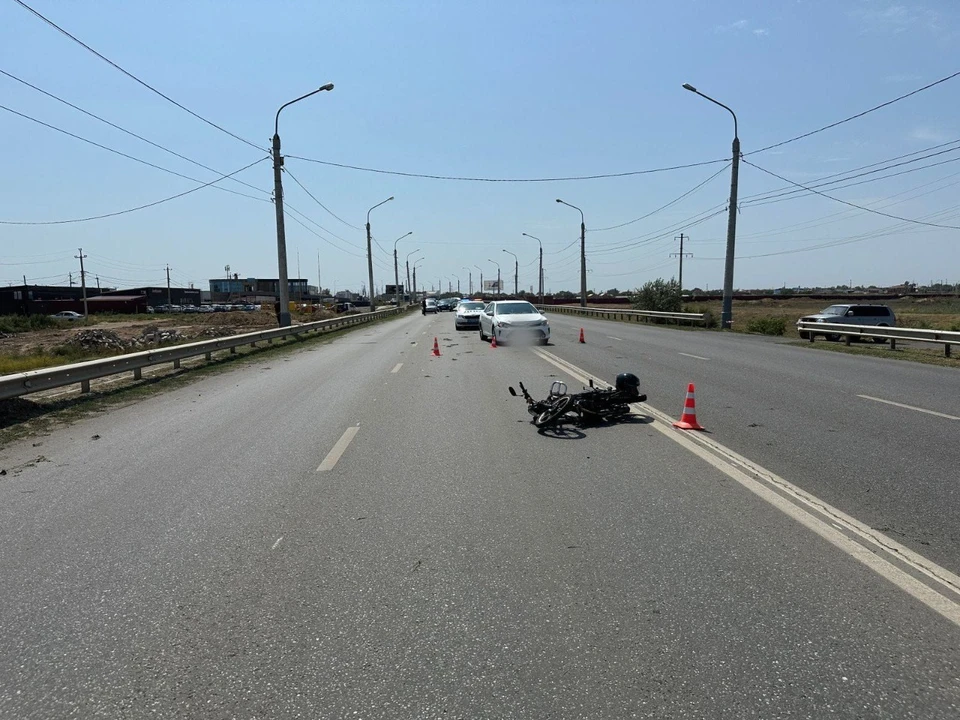 Мотоциклист столкнулся с автомобилем Тойота Камри