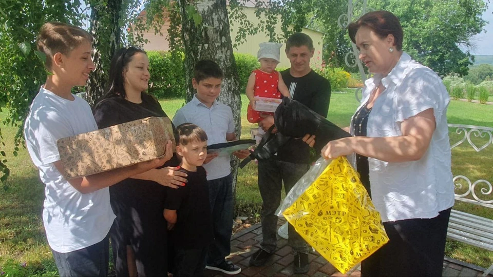 Глава ульяновского ЗАГС вручила подарки к школе будущему первокласснику. ФОТО: тг-канал Жанны Назаровой